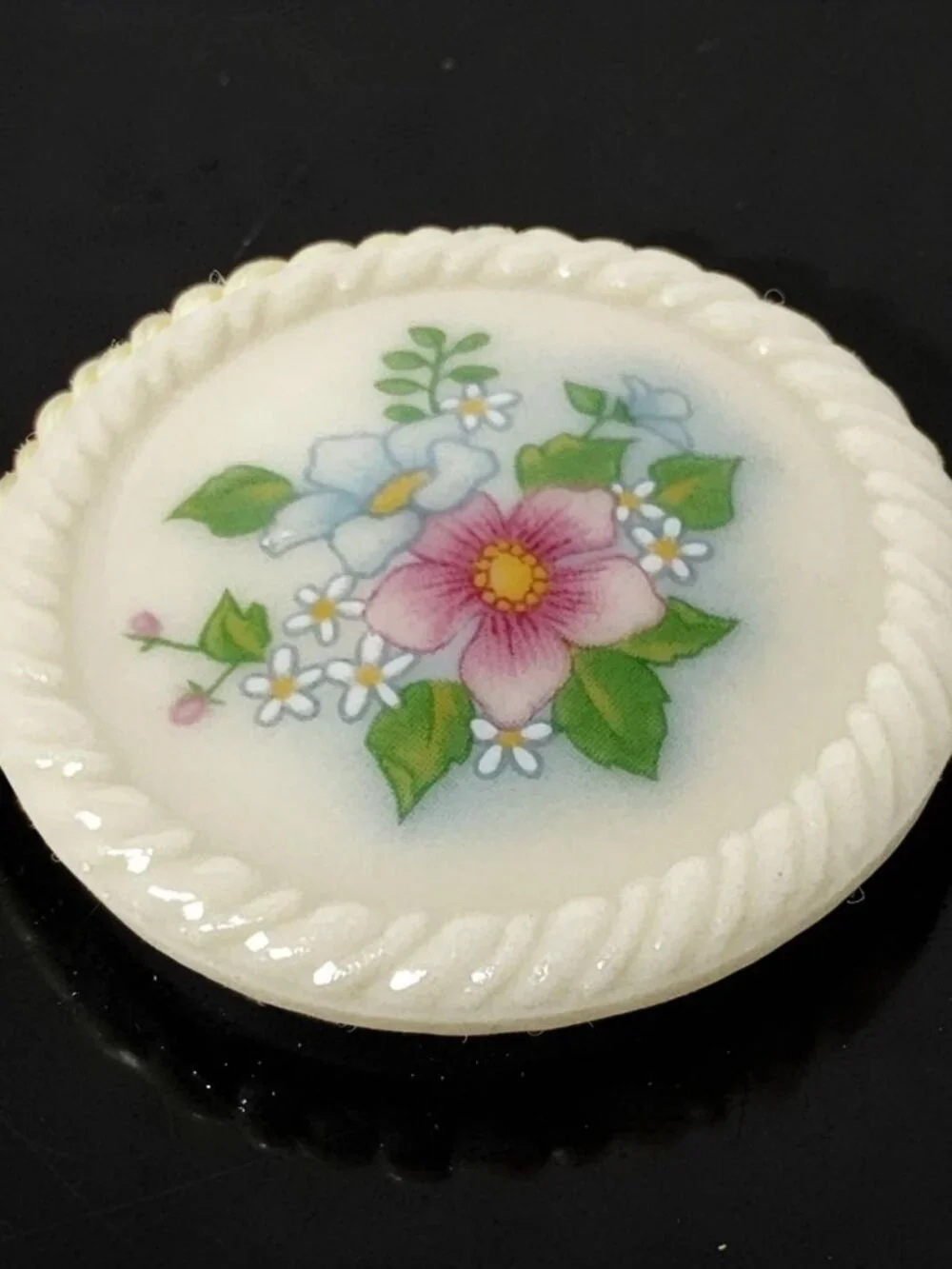 vintage avon 1950s-60s beautifull floral porcelain button brooch